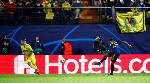 Villarreal vs Man United VILLARREAL, SPAIN - NOVEMBER 23: Jadon Sancho of Manchester United scores their side's second goal during the UEFA Champions League group F match between Villarreal CF and Manchester United at Estadio de la Ceramica on November 23, 2021 in Villarreal, Spain. (Photo by Eric Alonso/Getty Images)