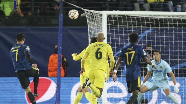 Manchester United's Cristiano Ronaldo, left, scores the opening goal during a Group F Champions League soccer match between Villarreal and Manchester United at the Ceramica stadium in Villarreal, Spain, Tuesday, Nov. 23, 2021. (AP Photo/Alberto Saiz)