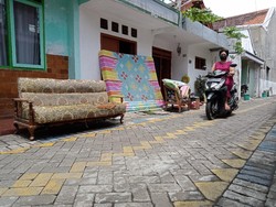 Genangan Surut, Warga Surabaya Jemur Perabotan Rumah-Peralatan Sekolah