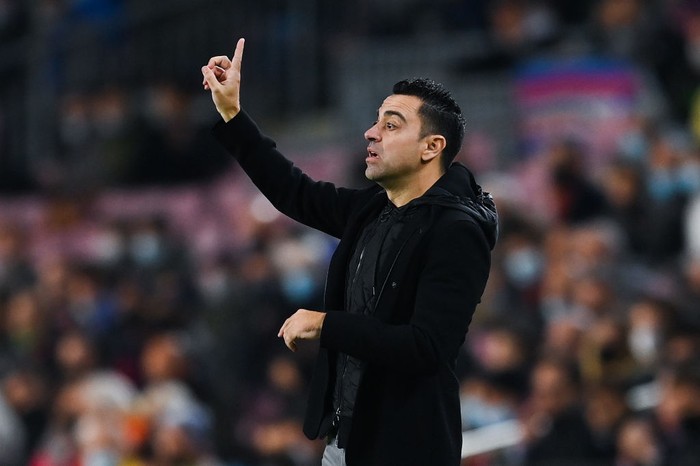 Xavi BARCELONA, SPAIN - NOVEMBER 20: Head coach Xavi Hernandez of FC Barcelona directs his players during the La Liga Santander match between FC Barcelona and RCD Espanyol at Camp Nou on November 20, 2021 in Barcelona, Spain. (Photo by David Ramos/Getty Images)