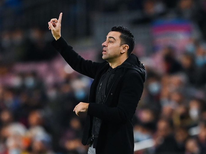 BARCELONA, SPAIN - NOVEMBER 20: Head coach Xavi Hernandez of FC Barcelona directs his players during the La Liga Santander match between FC Barcelona and RCD Espanyol at Camp Nou on November 20, 2021 in Barcelona, Spain. (Photo by David Ramos/Getty Images)