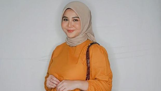 Kesha Ratuliu si bumil yang cantik ini memiliki gaya fashion yang kece dan modis. Yuk kita intip!