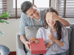 10 Ide Kado Valentine untuk Istri, Romantis Tanpa Bikin Dompet Menangis