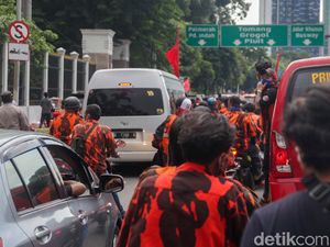 Detik-detik Perwira Polisi Dikeroyok Massa Pemuda Pancasila di DPR