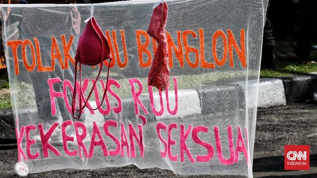 Para peserta aksi kekerasan terhadap seksual melakukan aksi di depan gedung DPR RI. Kamis (25/11/2021). CNN Indonesia/Andry Novelino
