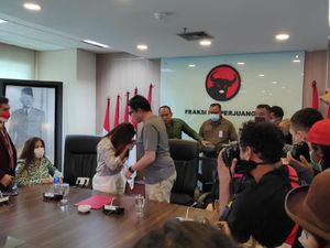 Menangis Minta Maaf, Anggiat Pasaribu Cium Tangan Arteria dan Ibunda Menangis Minta Maaf, Anggiat Pasaribu Cium Tangan Arteria dan Ibunda