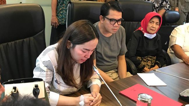 Video Anggiat Pasaribu Nyanyikan 'Hymne Guru' untuk Ibunda Arteria Video Anggiat Pasaribu Nyanyikan 'Hymne Guru' untuk Ibunda Arteria