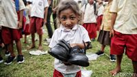 CT Arsa Berbagi Sepatu untuk Anak-anak SD di Sumba Barat Daya