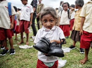 CT Arsa Berbagi Sepatu untuk Anak-anak SD di Sumba Barat Daya