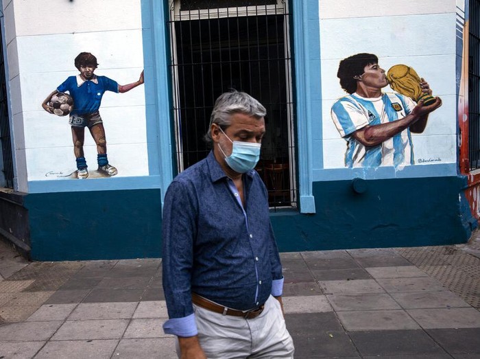 Hari ini setahun lalu, atau tepatnya pada 25 November 2020, Diego Maradona meninggal dunia dalam usia 60 tahun karena serangan jantung. (AP Photo/Rodrigo Abd)