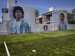 Mural bintang sepak bola Diego Maradona, kiri, dan Lionel Messi, kanan, menghiasi lapangan sepak bola pribadi Giuseppe Meazza di Buenos Aires, Argentina. (AP/Rodrigo Abd)