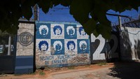 Maradona bukan hanya sekadar pemain sepakbola berbakat di mata rakyat Argentina. Pemain yang dijuluki Sang Tangan Tuhan adalah bocah ajaib yang tumbuh di kawasan miskin Buenos Aires hingga menjadi mega bintang sepak bola dunia. (AP/Rodrigo Abd)
