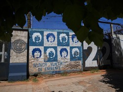Maradona bukan hanya sekadar pemain sepakbola berbakat di mata rakyat Argentina. Pemain yang dijuluki Sang Tangan Tuhan adalah bocah ajaib yang tumbuh di kawasan miskin Buenos Aires hingga menjadi mega bintang sepak bola dunia. (AP/Rodrigo Abd)