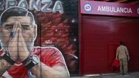 Berselang setahun setelah kematiannya, rakyat Argentina mengenang kepergiannya dengan berbagai cara, salah satunya menghiasi dinding-dinding kota dengan mural Maradona. (AP/Rodrigo Abd)