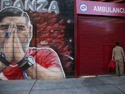 Berselang setahun setelah kematiannya, rakyat Argentina mengenang kepergiannya dengan berbagai cara, salah satunya menghiasi dinding-dinding kota dengan mural Maradona. (AP/Rodrigo Abd)