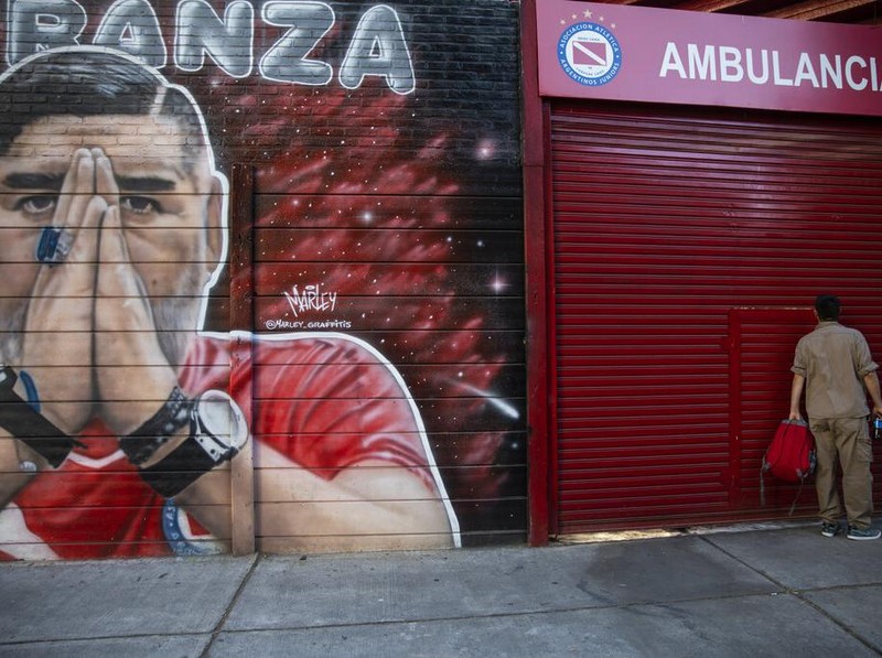 Hari ini setahun lalu, atau tepatnya pada 25 November 2020, Diego Maradona meninggal dunia dalam usia 60 tahun karena serangan jantung. (AP Photo/Rodrigo Abd)