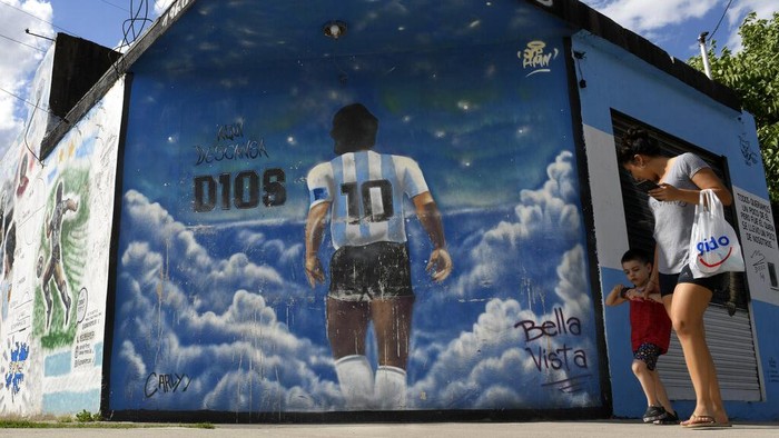 Argentina Maradona Hari ini setahun lalu, atau tepatnya pada 25 November 2020, Diego Maradona meninggal dunia dalam usia 60 tahun karena serangan jantung. (AP Photo/Gustavo Garello)