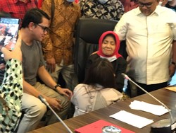 Momen Anggiat Pasaribu Nyanyikan Hymne Guru untuk Ibunda Arteria