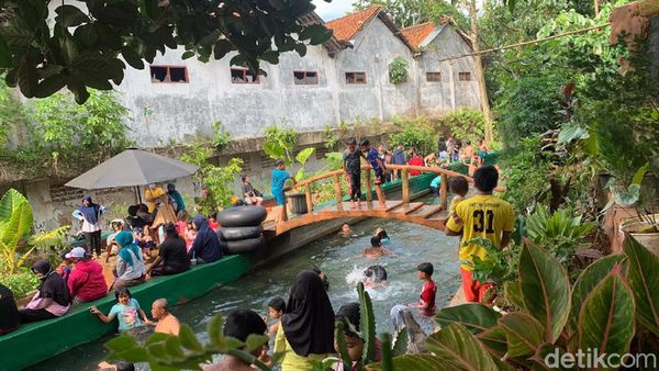 Foto: Main Air dan Nikmati Jajanan di Kali Cibarengkok