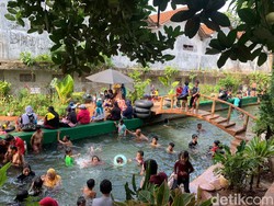 Asyiknya Bermain Air dan Cicipi Berbagai Jajanan di Kali Cibarengkok