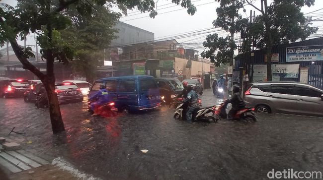Warga Bandung Hindari Jalan Ciwastra, Ada 2 Titik Banjir! Warga Bandung Hindari Jalan Ciwastra, Ada 2 Titik Banjir!