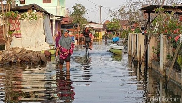 Potret Aktivitas Warga di Pekalongan Saat Banjir Mulai Surut