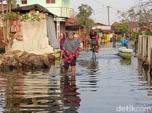 Potret Aktivitas Warga di Pekalongan Saat Banjir Mulai Surut