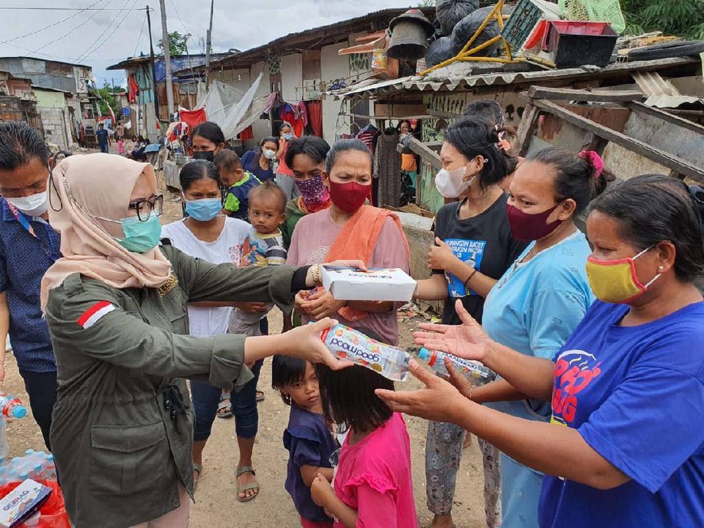 Peduli Warga Tak Mampu, CT ARSA Foundation Salurkan Donasi ke Kampung Pemulung