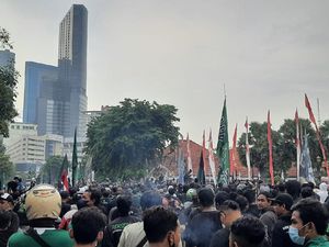 Suarakan Revolusi Sepak Bola, Suporter Bonek Geruduk Grahadi