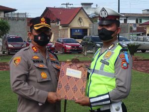 Polisi Antar Bumil Ngidam Naik Mobil Patwal di Sumut Diberi Penghargaan