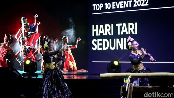 Event istimewa lain yang akan digelar di Kota Bandung tahun depan adalah event Hari Tari Sedunia, Bandung Photography Month, International Photography Short Move Festival, Ganesha Film Festival , Absolute Drumfest, dan Wold Music Contest Sora III Journey of Life. Penyelenggaraan event-event tersebut diharapkan dapat mendatangkan banyak wisatawan, tak hanya wisatawan domestik tetapi juga dari mancanegara. Event istimewa lain yang akan digelar di Kota Bandung tahun depan adalah event Hari Tari Sedunia, Bandung Photography Month, International Photography Short Move Festival, Ganesha Film Festival , Absolute Drumfest, dan Wold Music Contest Sora III Journey of Life. Penyelenggaraan event-event tersebut diharapkan dapat mendatangkan banyak wisatawan, tak hanya wisatawan domestik tetapi juga dari mancanegara.
