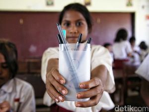Cerianya Anak-anak di Sumba Barat Daya Mendapat Alat Tulis Baru