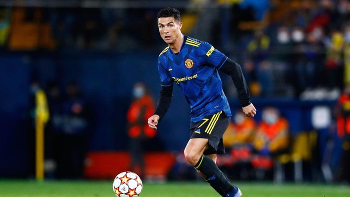 VILLARREAL, SPAIN - NOVEMBER 23: Cristiano Ronaldo of Manchester United follows the action during the UEFA Champions League group F match between Villarreal CF and Manchester United at Estadio de la Ceramica on November 23, 2021 in Villarreal, Spain. (Photo by Eric Alonso/Getty Images)