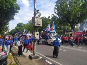 Suasana saat Serikat Buruh Demo di Balkot, Minta Anies Ganti SK soal UMP