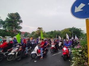 Ratusan Buruh Tuntut Kenaikan UMK di Depan Balai Kota Surabaya, Lalin Macet Ratusan Buruh Tuntut Kenaikan UMK di Depan Balai Kota Surabaya, Lalin Macet