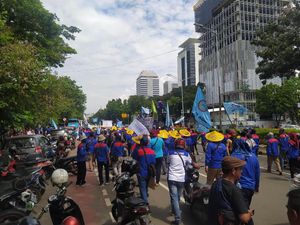 Massa Buruh Membubarkan Diri dari Patung Kuda, Demo Pindah ke Balkot DKI