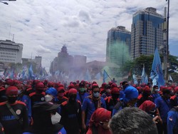 Demo Buruh di Patung Kuda Memanas, Massa Nyalakan Flare