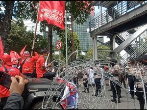 Massa Minta Kawat Berduri di Patung Kuda Dibuka, Demo Buruh Memanas!