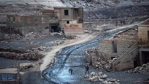 Potret Desa Hantu Muncul Lagi Setelah 30 Tahun Tenggelam