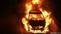 Detik-detik Mobil Terbakar di Tol Dalam Kota