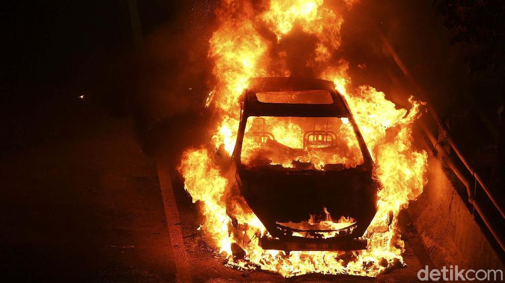 Detik-detik Mobil Terbakar di Tol Dalam Kota