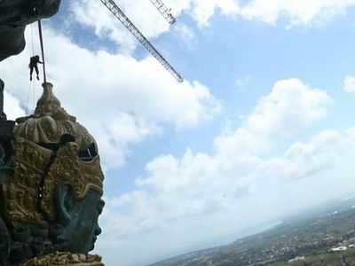 Aksi Ngeri-ngeri Sedap Dzunot, Sosok Viral di Atas GWK