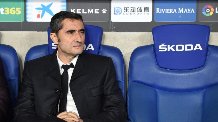 BARCELONA, SPAIN - JANUARY 04: Ernesto Valverde manager of Barcelona looks on prior to the La Liga match between RCD Espanyol and FC Barcelona at RCDE Stadium on January 04, 2020 in Barcelona, Spain. (Photo by Alex Caparros/Getty Images)
