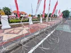 Jelang Demo Buruh di Surabaya, Grahadi Dikeliling Kawat Berduri