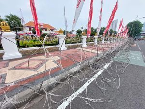 Jelang Demo Buruh di Surabaya, Grahadi Dikeliling Kawat Berduri Jelang Demo Buruh di Surabaya, Grahadi Dikeliling Kawat Berduri