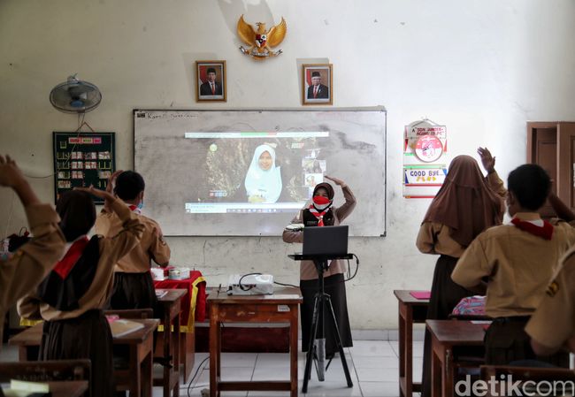 Guru yang Tak Cukup Digugu dan Ditiru Guru yang Tak Cukup Digugu dan Ditiru