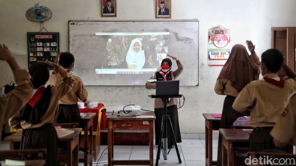 Guru yang Tak Cukup Digugu dan Ditiru