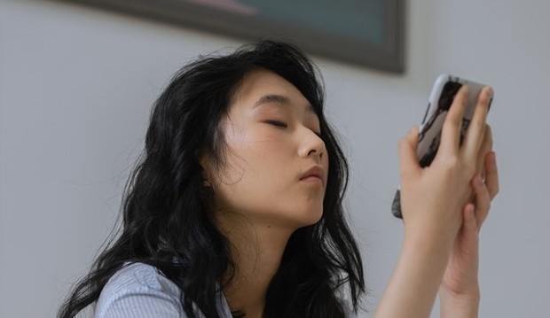 Ilustrasi memakai gadget/Pexels.com/cottonbro Ilustrasi memakai gadget/Pexels.com/cottonbro