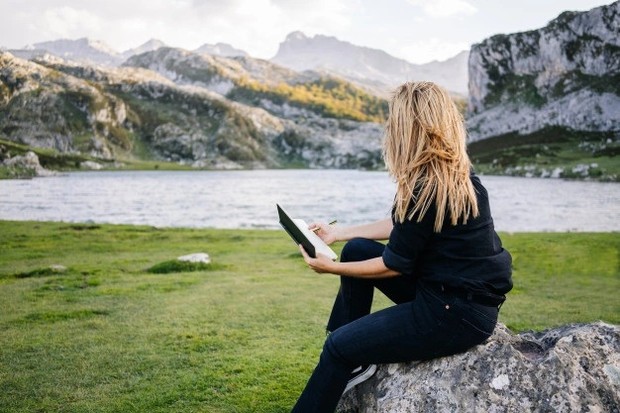 Ilustrasi menulis di tepi danau/ Foto: Freepik.com