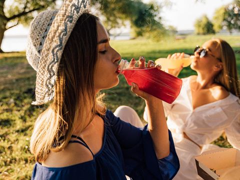 Ilustrasi perempuan dengan minuman yang menyehatkan